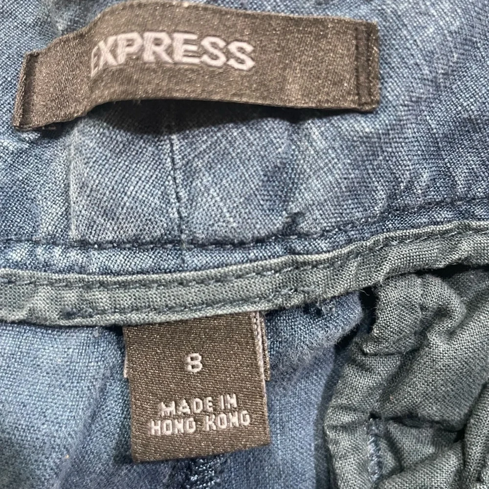 Express wide leg ladies blue capri pants. Super cute! Size 8.